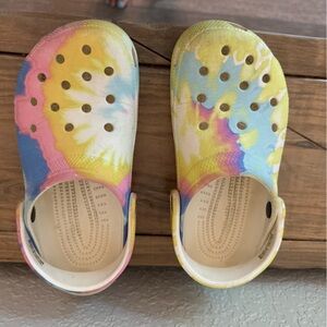 Crocs size 7W 5M EUC PALE TIE DYE